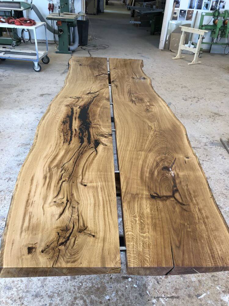 Baumkanten-Tischplatte aus Esche mit Edelstahl